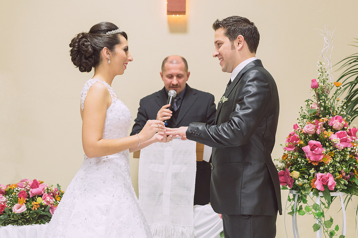 Troca de alianças entre os noivos. Eduardo Pasqualini Fotografias - Fotógrafo profissional de ensaio e casamento em Rio do Sul, Santa Catarina, Brasil.