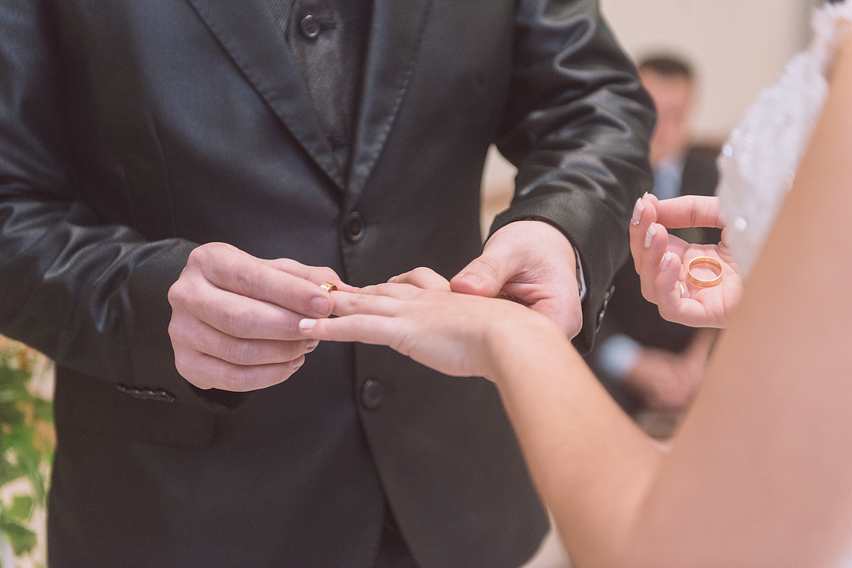 Noivo Everton colocando a aliança no dedo de Vanessa. Eduardo Pasqualini Fotografias - Fotógrafo profissional de ensaio e casamento em Rio do Sul, Santa Catarina, Brasil.