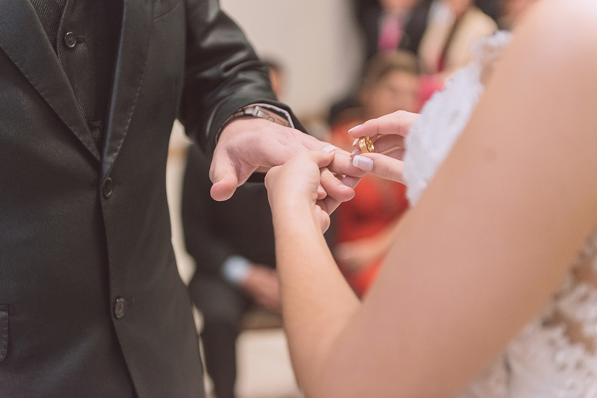 Vanessa colocando a aliança no dedo de Everton. Eduardo Pasqualini Fotografias - Fotógrafo profissional de ensaio e casamento em Rio do Sul, Santa Catarina, Brasil.