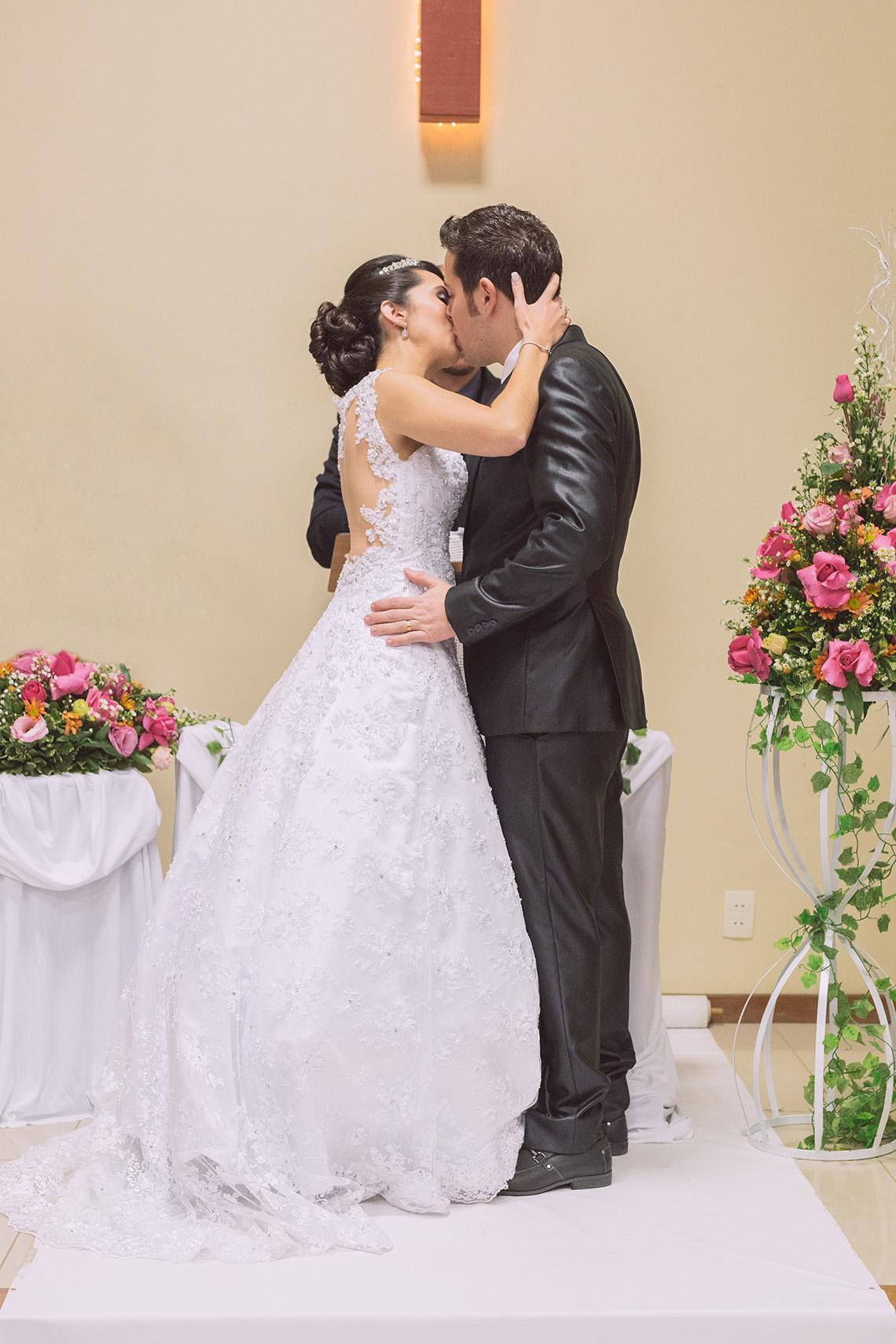 Beijo confirmando o casamento. Eduardo Pasqualini Fotografias - Fotógrafo profissional de ensaio e casamento em Rio do Sul, Santa Catarina, Brasil.