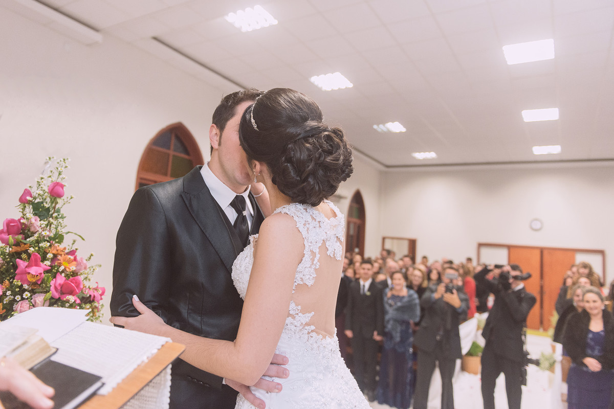 Um dos momentos mais esperados, o beijo dos noivos. Eduardo Pasqualini Fotografias - Fotógrafo profissional de ensaio e casamento em Rio do Sul, Santa Catarina, Brasil.