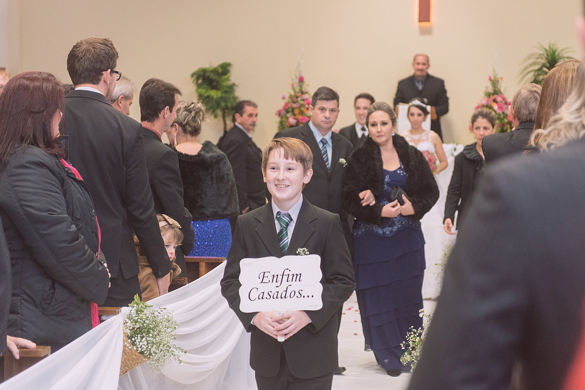 Saída feliz dos enfim casados. Eduardo Pasqualini Fotografias - Fotógrafo profissional de ensaio e casamento em Rio do Sul, Santa Catarina, Brasil.