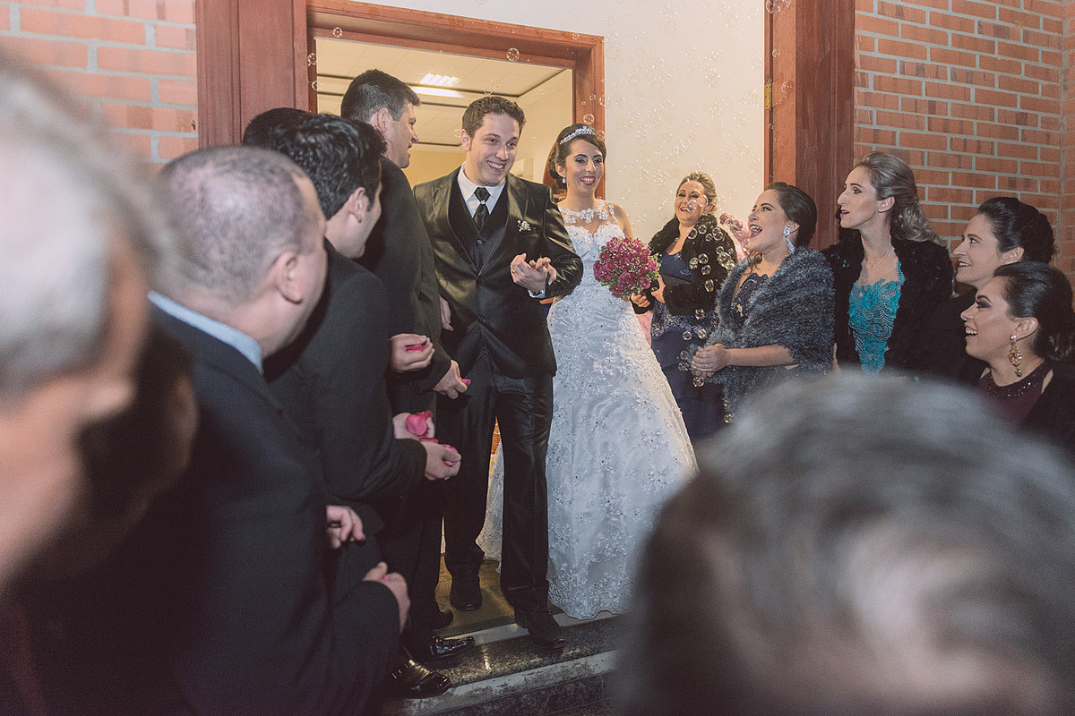 Pétalas e bolhas de sabão. Eduardo Pasqualini Fotografias - Fotógrafo profissional de ensaio e casamento em Rio do Sul, Santa Catarina, Brasil.