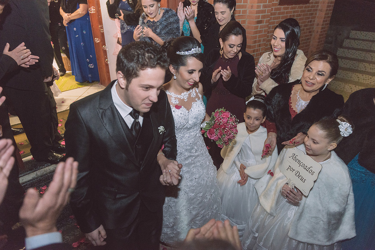 Bolhas de sabão e pétalas de rosas para o casal. Eduardo Pasqualini Fotografias - Fotógrafo profissional de ensaio e casamento em Rio do Sul, Santa Catarina, Brasil.