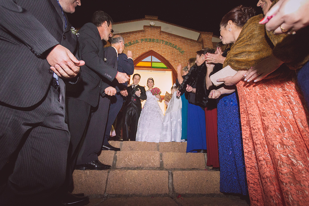 Saída dos noivos. Eduardo Pasqualini Fotografias - Fotógrafo profissional de ensaio e casamento em Rio do Sul, Santa Catarina, Brasil.