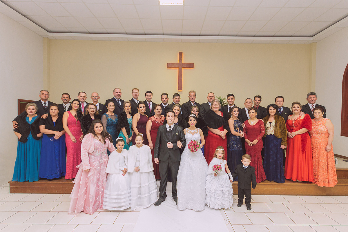 A família e padrinhos. Eduardo Pasqualini Fotografias - Fotógrafo profissional de ensaio e casamento em Rio do Sul, Santa Catarina, Brasil.