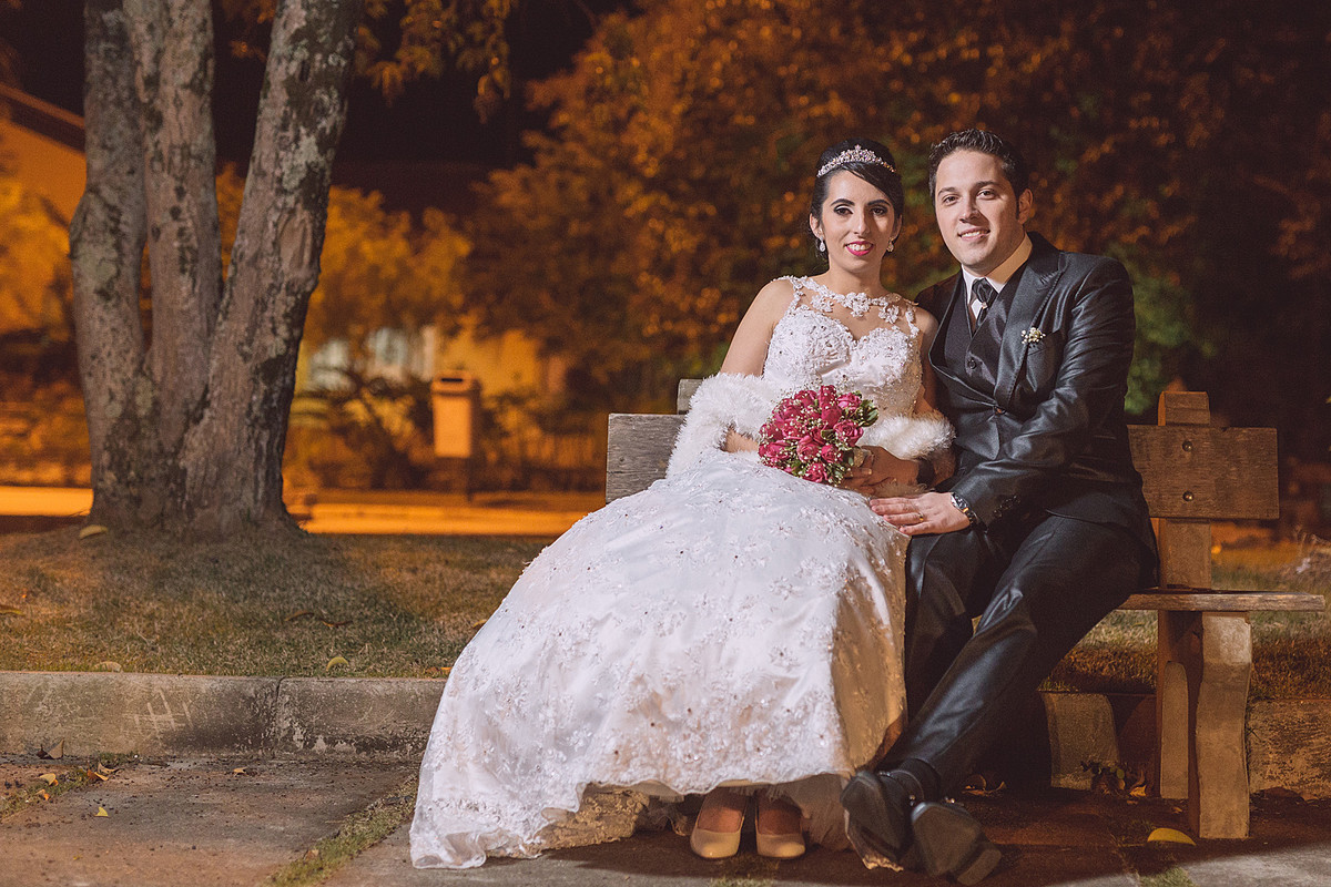 Recém casados na pracinha. Eduardo Pasqualini Fotografias - Fotógrafo profissional de ensaio e casamento em Rio do Sul, Santa Catarina, Brasil.