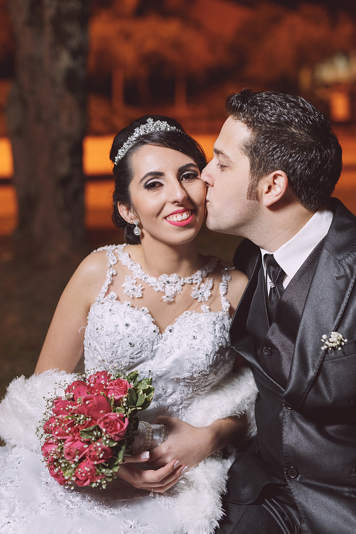 Felizes, casal trocam carinhos. Eduardo Pasqualini Fotografias - Fotógrafo profissional de ensaio e casamento em Rio do Sul, Santa Catarina, Brasil.