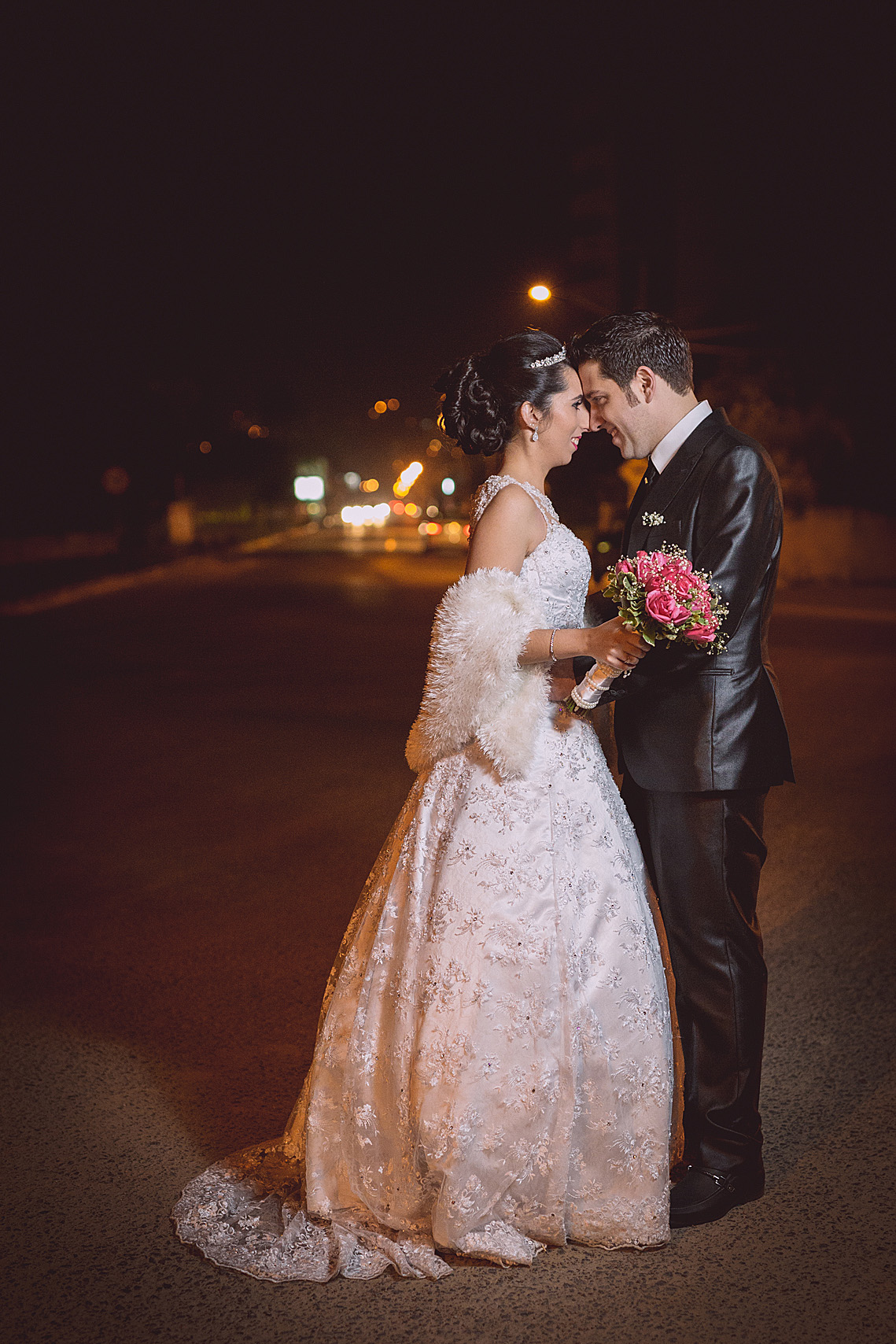 Casal feliz pós casamento. Eduardo Pasqualini Fotografias - Fotógrafo profissional de ensaio e casamento em Rio do Sul, Santa Catarina, Brasil.
