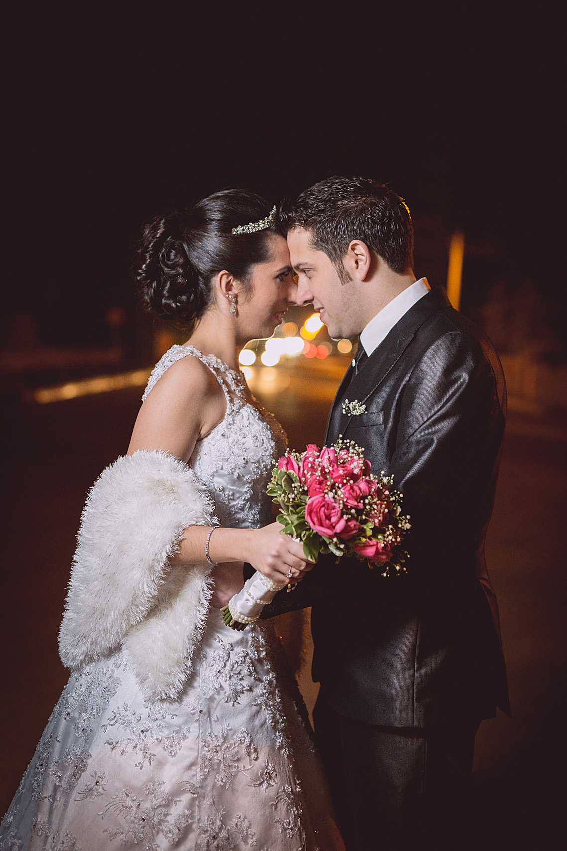 No meio da rua, casal feliz troca carinhos. Eduardo Pasqualini Fotografias - Fotógrafo profissional de ensaio e casamento em Rio do Sul, Santa Catarina, Brasil.