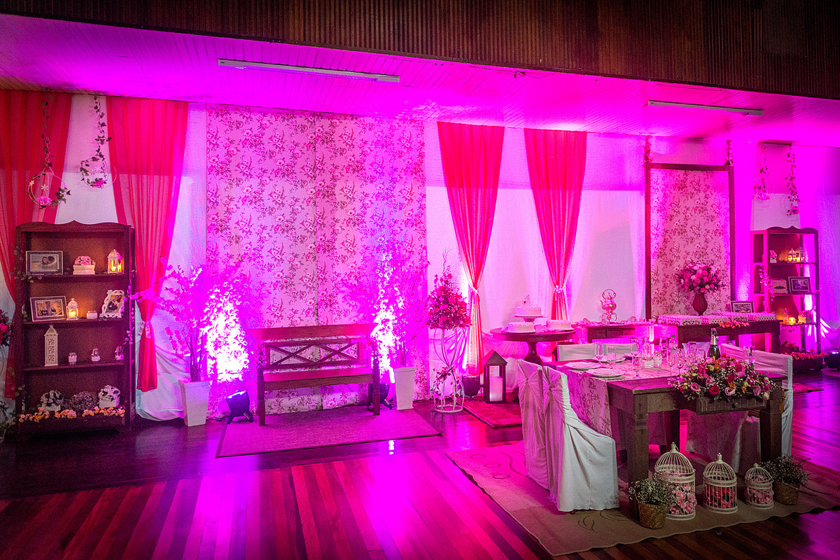 Iluminação colorida no casamento. Eduardo Pasqualini Fotografias - Fotógrafo profissional de ensaio e casamento em Rio do Sul, Santa Catarina, Brasil.