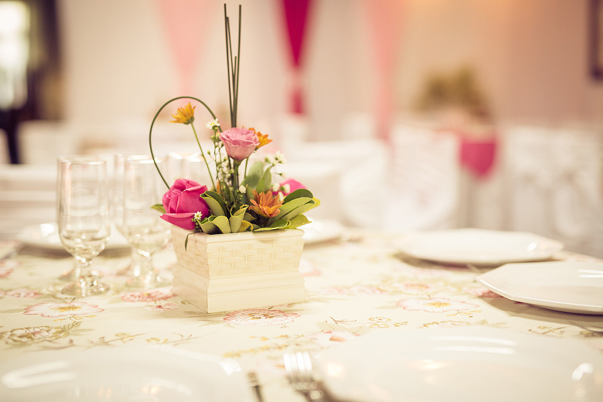Pequeno arranjo de flores na decoração das mesas. Eduardo Pasqualini Fotografias - Fotógrafo profissional de ensaio e casamento em Rio do Sul, Santa Catarina, Brasil.