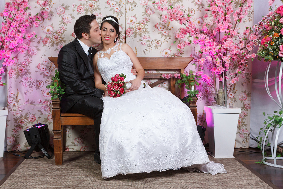 Vanessa simplesmente adora beijos no rosto. Eduardo Pasqualini Fotografias - Fotógrafo profissional de ensaio e casamento em Rio do Sul, Santa Catarina, Brasil.
