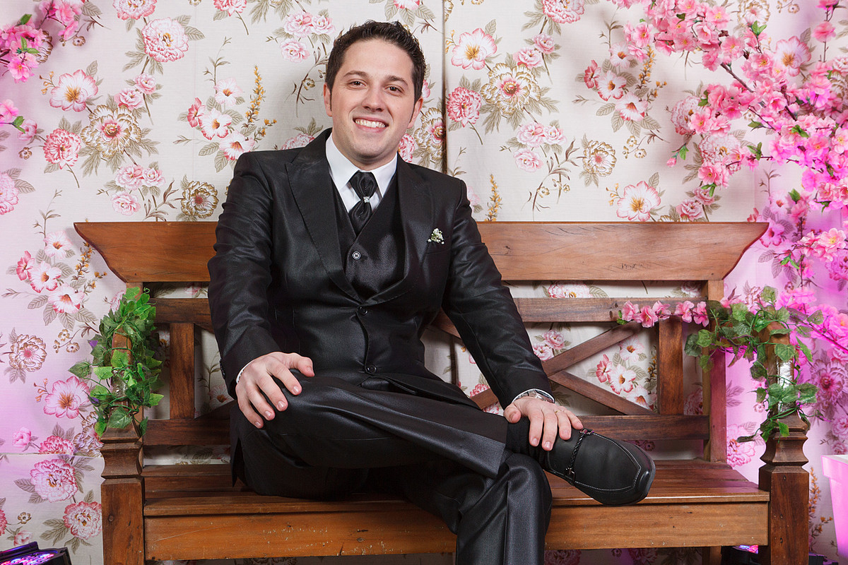 Everton feliz no seu casamento. Eduardo Pasqualini Fotografias - Fotógrafo profissional de ensaio e casamento em Rio do Sul, Santa Catarina, Brasil.