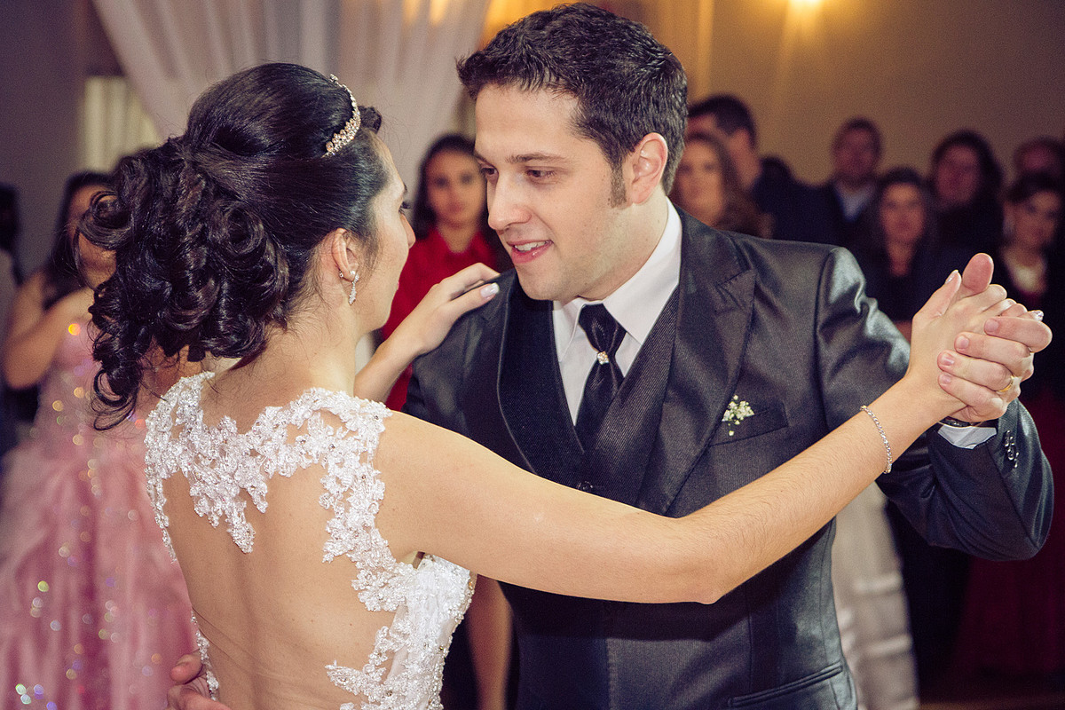 A grande dança do casal. Eduardo Pasqualini Fotografias - Fotógrafo profissional de ensaio e casamento em Rio do Sul, Santa Catarina, Brasil.
