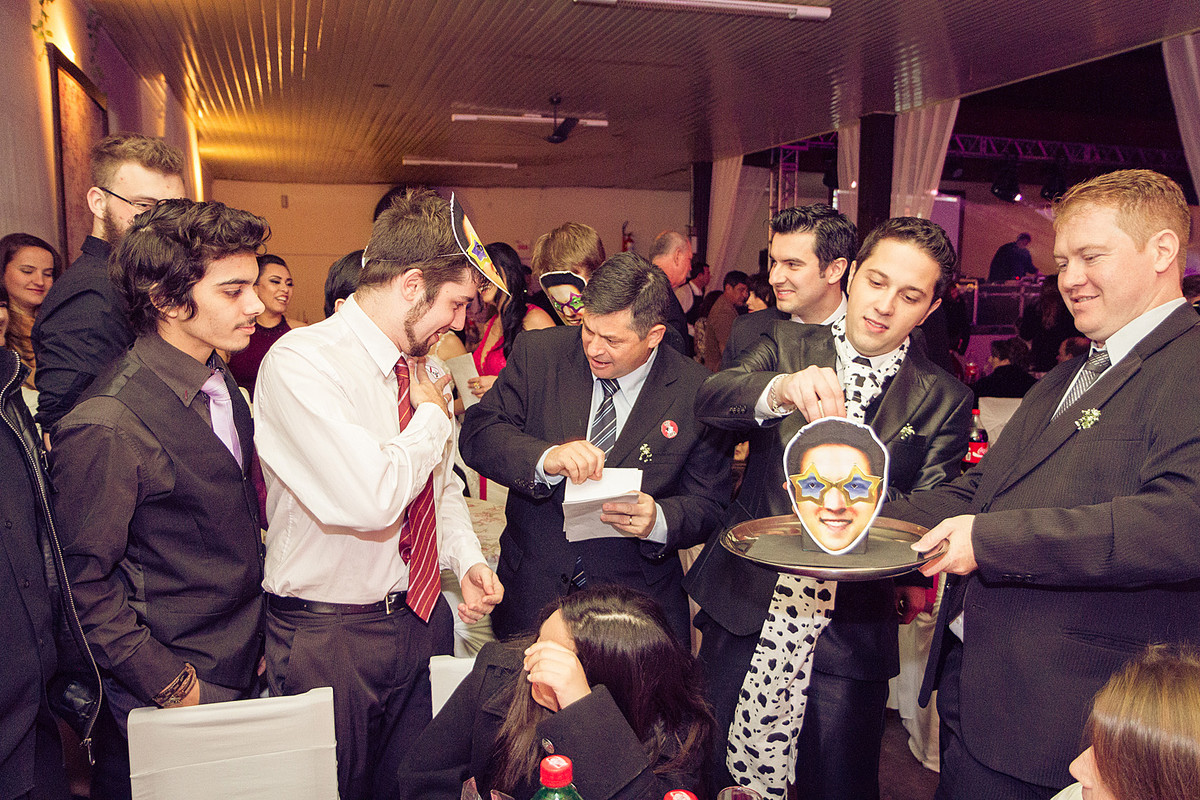 Corte da gravata... festa. Eduardo Pasqualini Fotografias - Fotógrafo profissional de ensaio e casamento em Rio do Sul, Santa Catarina, Brasil.