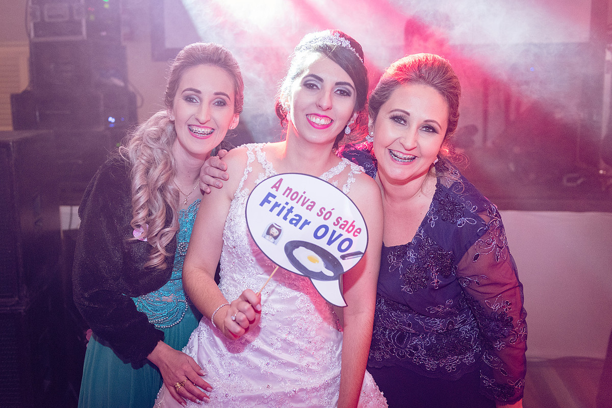 A noiva e suas irmãs. Eduardo Pasqualini Fotografias - Fotógrafo profissional de ensaio e casamento em Rio do Sul, Santa Catarina, Brasil.