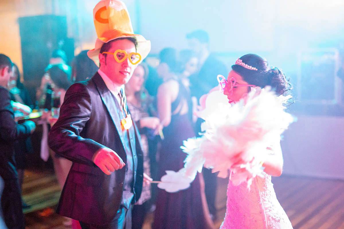 Animação, esse é o adjetivo para os noivos. Eduardo Pasqualini Fotografias - Fotógrafo profissional de ensaio e casamento em Rio do Sul, Santa Catarina, Brasil.
