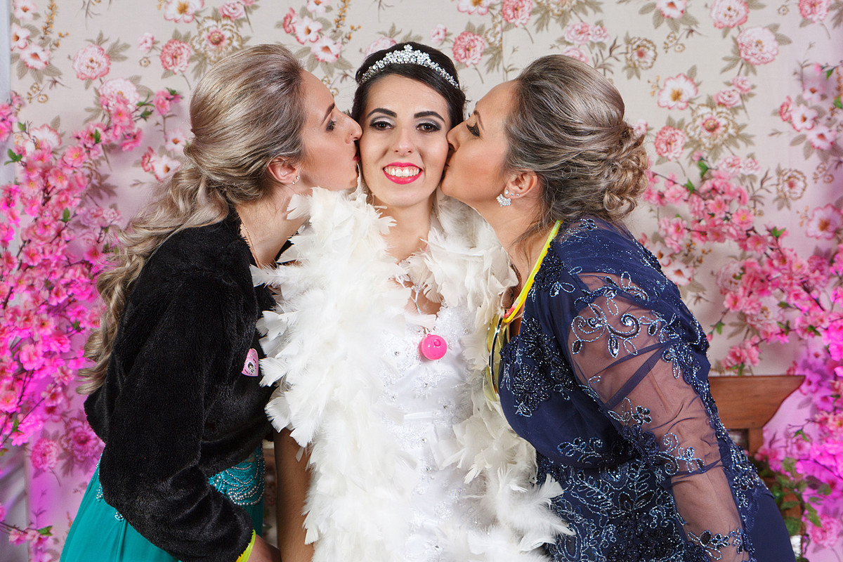 Beijocas das irmãs na noiva. Eduardo Pasqualini Fotografias - Fotógrafo profissional de ensaio e casamento em Rio do Sul, Santa Catarina, Brasil.