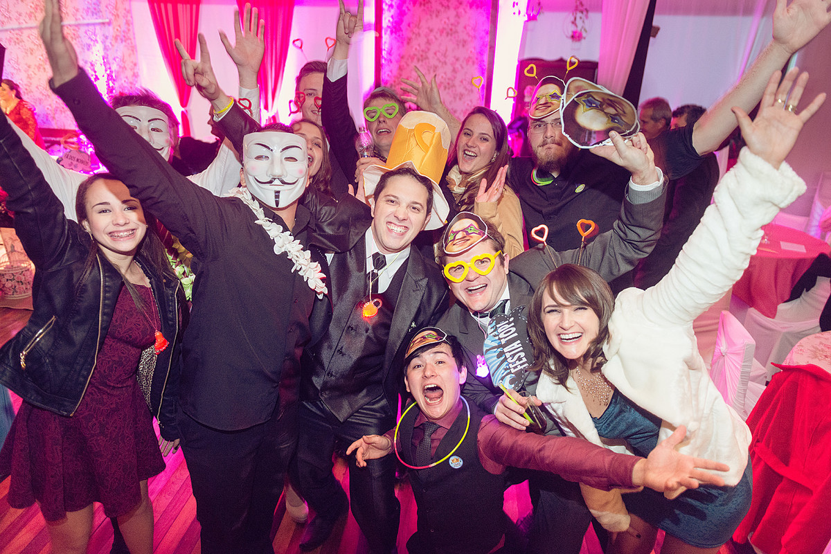 Pra lá de animados, a festa sempre vai longe. Eduardo Pasqualini Fotografias - Fotógrafo profissional de ensaio e casamento em Rio do Sul, Santa Catarina, Brasil.
