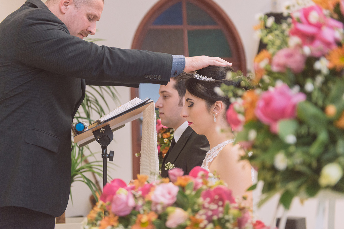 A benção para o casal. Eduardo Pasqualini Fotografias - Fotógrafo profissional de ensaio e casamento em Rio do Sul, Santa Catarina, Brasil.
