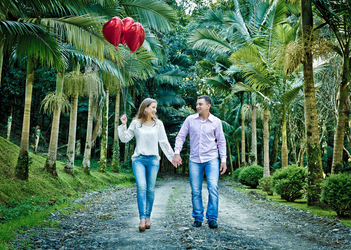 Balões ao ar e um lindo caminho pela frente. Eduardo Pasqualini Fotografias - Fotógrafo profissional de ensaio e casamento em Santa Catarina, Brasil. Braço do Trombudo.