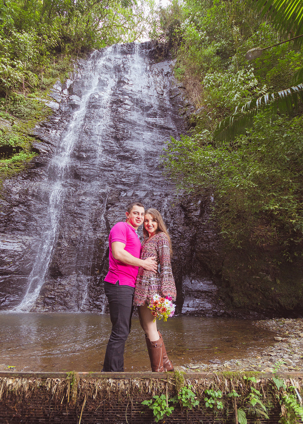 Uma cachoeira no caminho, nada melhor que fazer uma foto com ela. Eduardo Pasqualini Fotografias - Fotógrafo profissional de ensaio e casamento em Santa Catarina, Brasil. Braço do Trombudo.