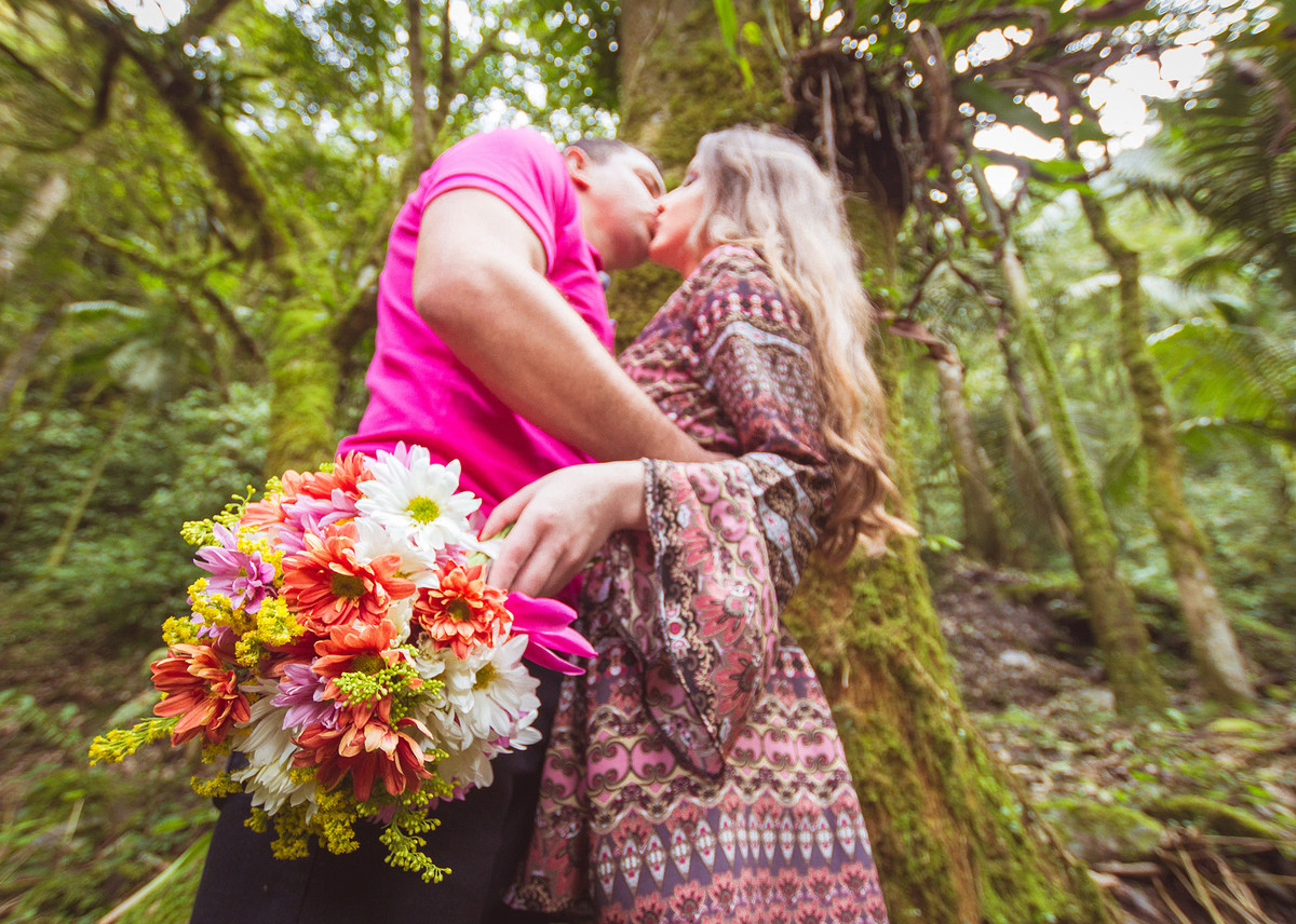 Flores, beijos e natureza. Eduardo Pasqualini Fotografias - Fotógrafo profissional de ensaio e casamento em Santa Catarina, Brasil. Braço do Trombudo.