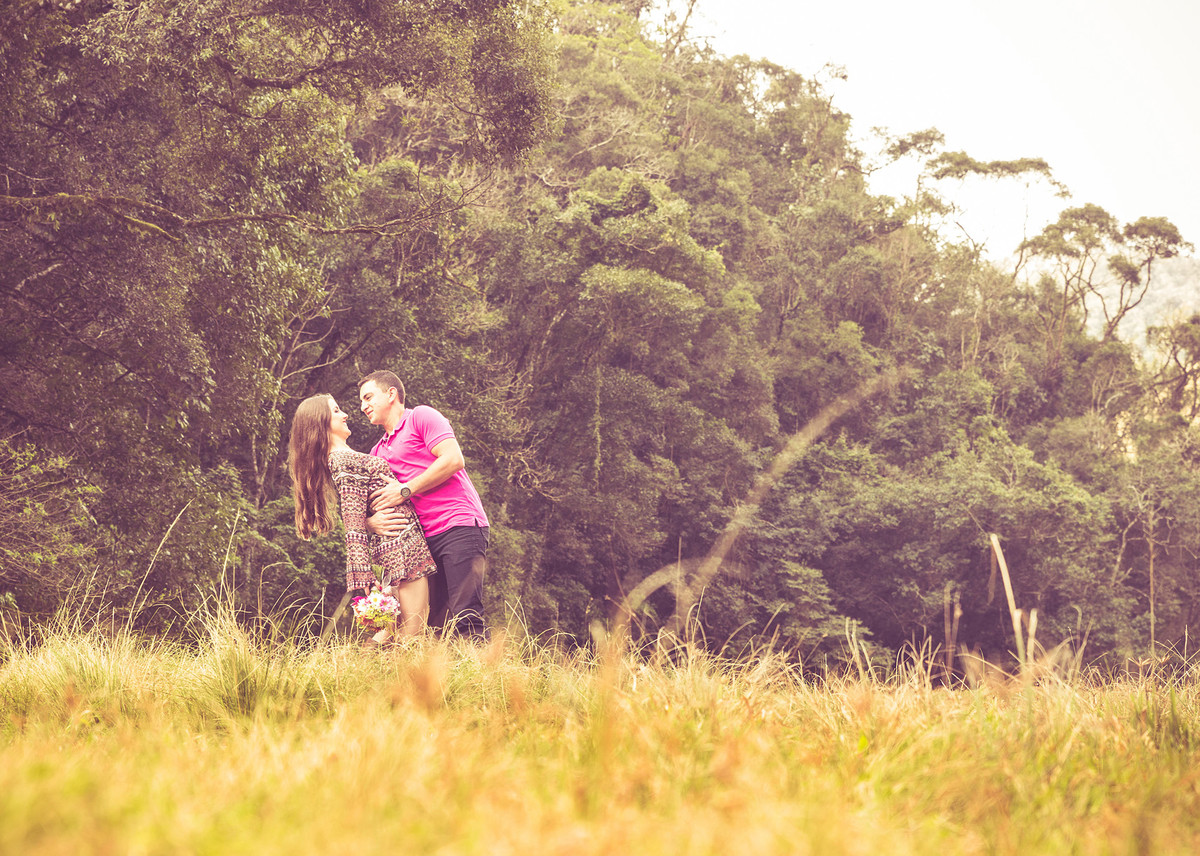 Entre as folhas e grama... sempre há romantismo. Eduardo Pasqualini Fotografias - Fotógrafo profissional de ensaio e casamento em Santa Catarina, Brasil. Braço do Trombudo.