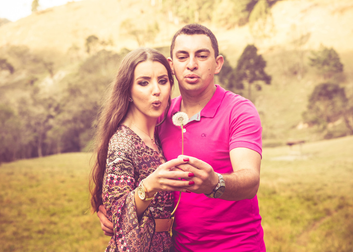 Sim, o casal também gosta de assoprar essa plantinha. Eduardo Pasqualini Fotografias - Fotógrafo profissional de ensaio e casamento em Santa Catarina, Brasil. Braço do Trombudo.