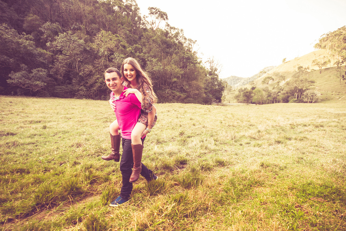 Amor.. me leva nas costas... melhor, corre! Eduardo Pasqualini Fotografias - Fotógrafo profissional de ensaio e casamento em Santa Catarina, Brasil. Braço do Trombudo.
