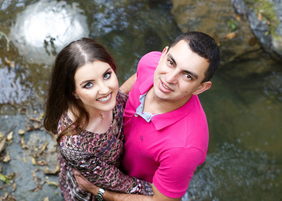 Um córrego, uma pedra, uma oportunidade, uma foto. Eduardo Pasqualini Fotografias - Fotógrafo profissional de ensaio e casamento em Santa Catarina, Brasil. Braço do Trombudo.
