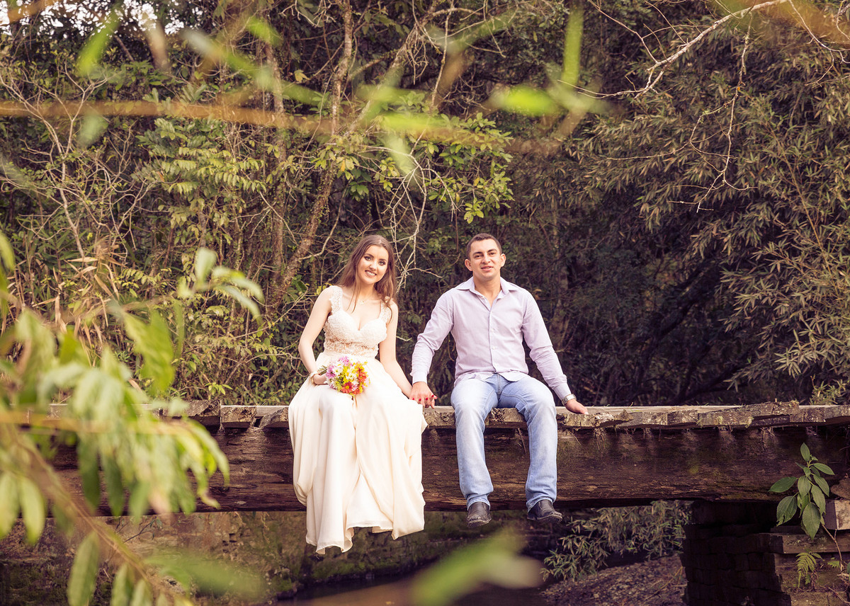 Olha amor, estamos numa ponte antiga, me dá um beijo? Eduardo Pasqualini Fotografias - Fotógrafo profissional de ensaio e casamento em Santa Catarina, Brasil. Braço do Trombudo.