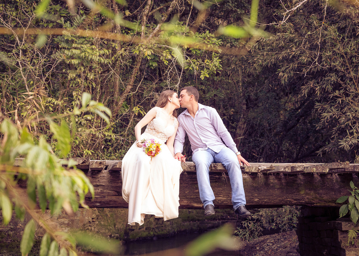 Um beijinho em cima da ponte. Eduardo Pasqualini Fotografias - Fotógrafo profissional de ensaio e casamento em Santa Catarina, Brasil. Braço do Trombudo.