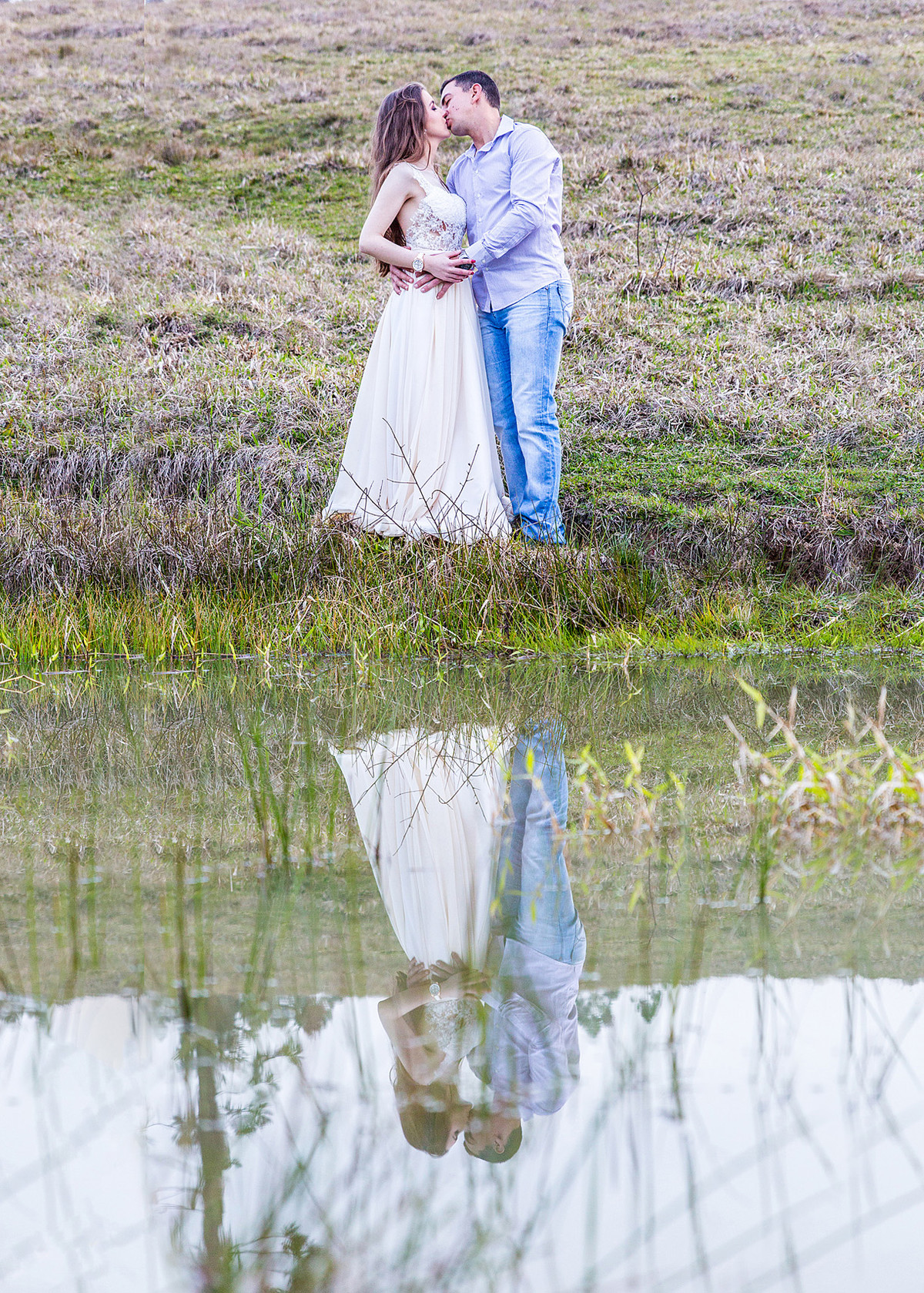 Uma lagoa fica melhor com o reflexo de um amor. Eduardo Pasqualini Fotografias - Fotógrafo profissional de ensaio e casamento em Santa Catarina, Brasil. Braço do Trombudo.