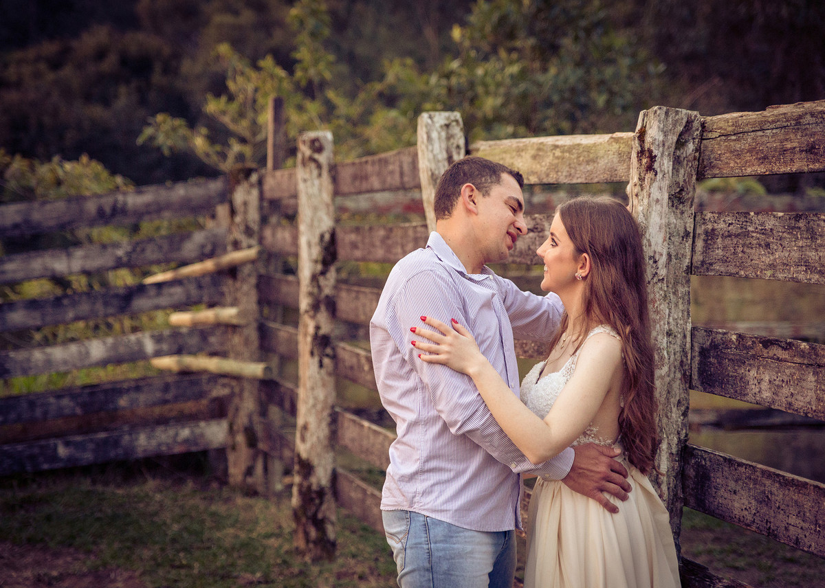 Namorar na cerca, com certeza não foi a primeira vez para a foto. Eduardo Pasqualini Fotografias - Fotógrafo profissional de ensaio e casamento em Santa Catarina, Brasil. Braço do Trombudo.