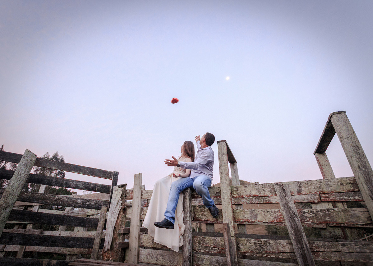 Larguei! Era brincadeira... lá se vai ele embora. Eduardo Pasqualini Fotografias - Fotógrafo profissional de ensaio e casamento em Santa Catarina, Brasil. Braço do Trombudo.