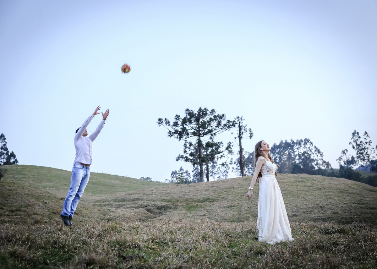 Amor, pega meu buque! Eduardo Pasqualini Fotografias - Fotógrafo profissional de ensaio e casamento em Santa Catarina, Brasil. Braço do Trombudo.
