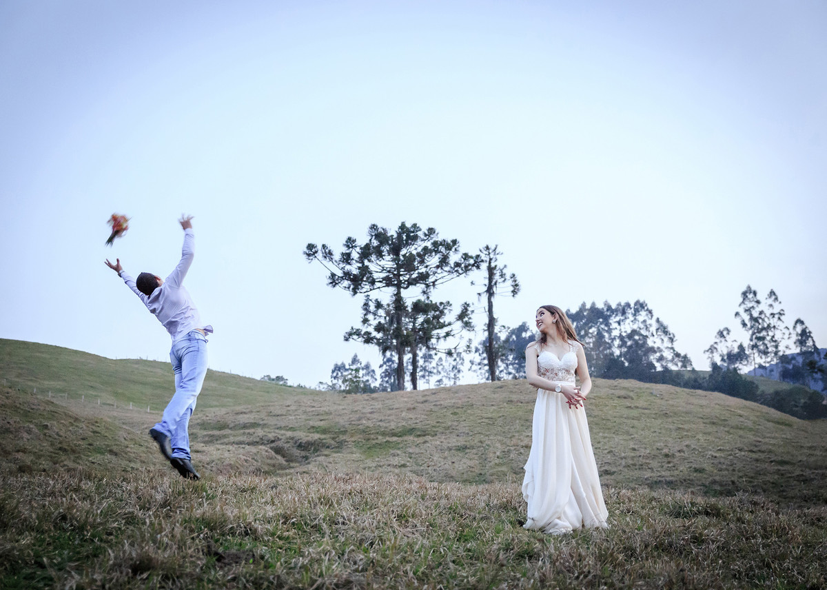 Não joga teu buque tão longe... Eduardo Pasqualini Fotografias - Fotógrafo profissional de ensaio e casamento em Santa Catarina, Brasil. Braço do Trombudo.