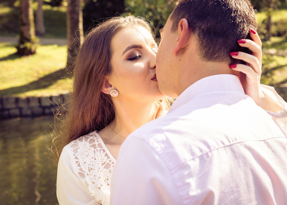 Beijos e beijokas entre Cátia e Denis. Eduardo Pasqualini Fotografias - Fotógrafo profissional de ensaio e casamento em Santa Catarina, Brasil. Braço do Trombudo.
