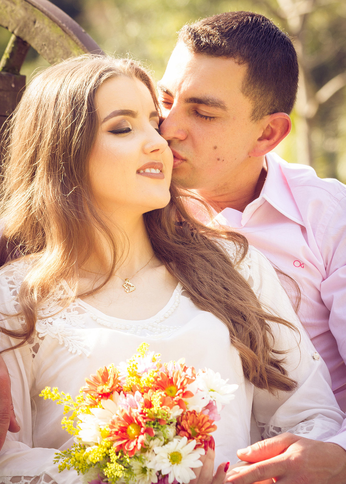 Emanando carinho, casal carinhoso. Eduardo Pasqualini Fotografias - Fotógrafo profissional de ensaio e casamento em Santa Catarina, Brasil. Braço do Trombudo.