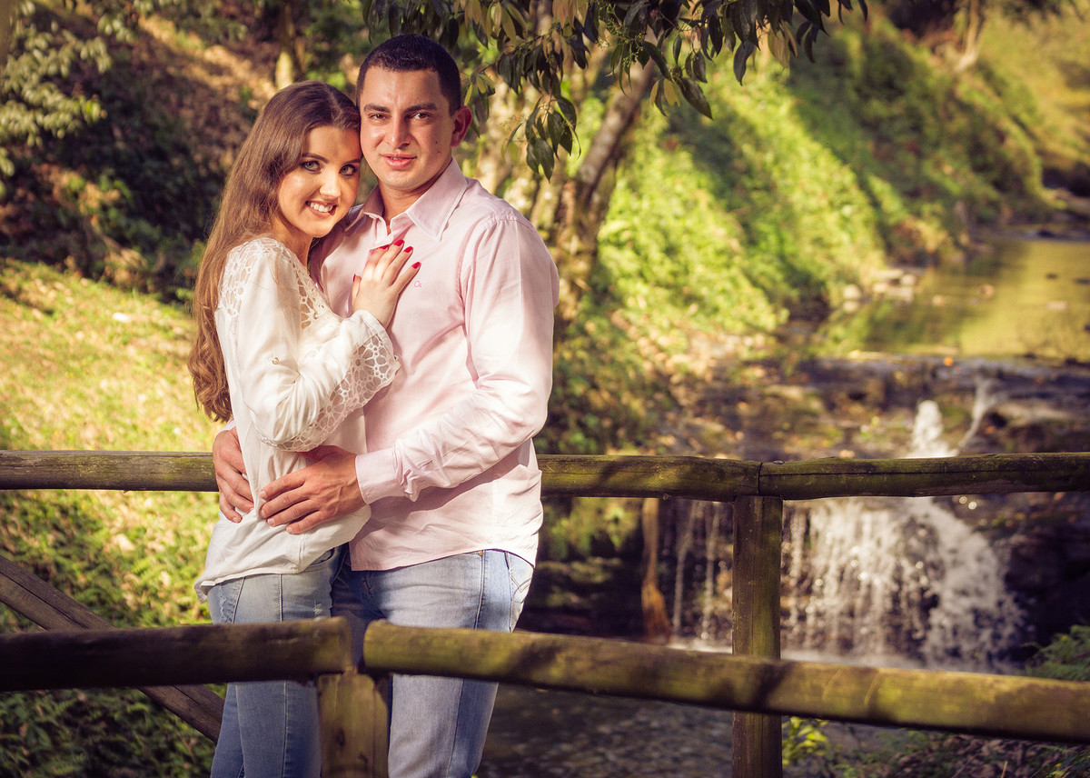 Casal Cátia e Denis junto a natureza. Eduardo Pasqualini Fotografias - Fotógrafo profissional de ensaio e casamento em Santa Catarina, Brasil. Braço do Trombudo.