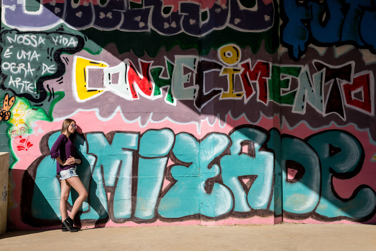 Foto com grafite de rua. Ensaio de 15 anos. Eduardo Pasqualini Fotografias - Fotógrafo profissional de ensaio e casamento em Rio do Sul, Santa Catarina, Brasil.