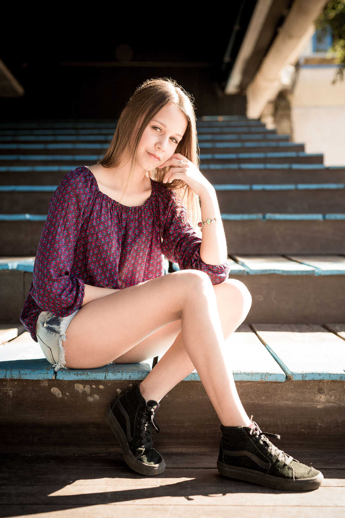 Sentada em escadaria, Amanda em Ensaio de 15 anos. Eduardo Pasqualini Fotografias - Fotógrafo profissional de ensaio e casamento em Rio do Sul, Santa Catarina, Brasil.