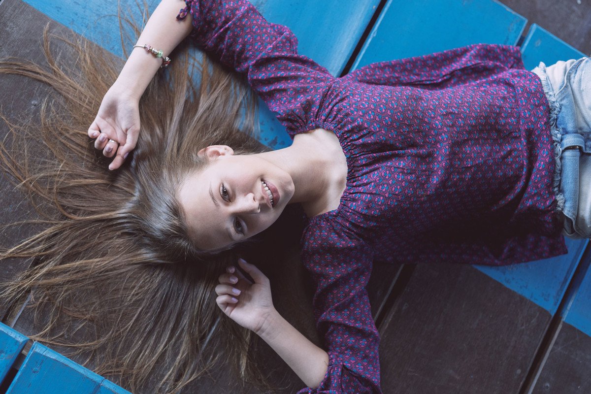 Menina Amanda deitada. Ensaio de 15 anos. Eduardo Pasqualini Fotografias - Fotógrafo profissional de ensaio e casamento em Rio do Sul, Santa Catarina, Brasil.