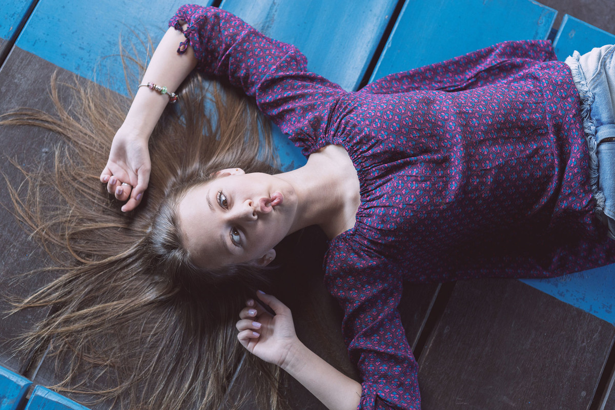 Brincalhona, Amanda faz careta para foto Ensaio de 15 anos. Eduardo Pasqualini Fotografias - Fotógrafo profissional de ensaio e casamento em Rio do Sul, Santa Catarina, Brasil.