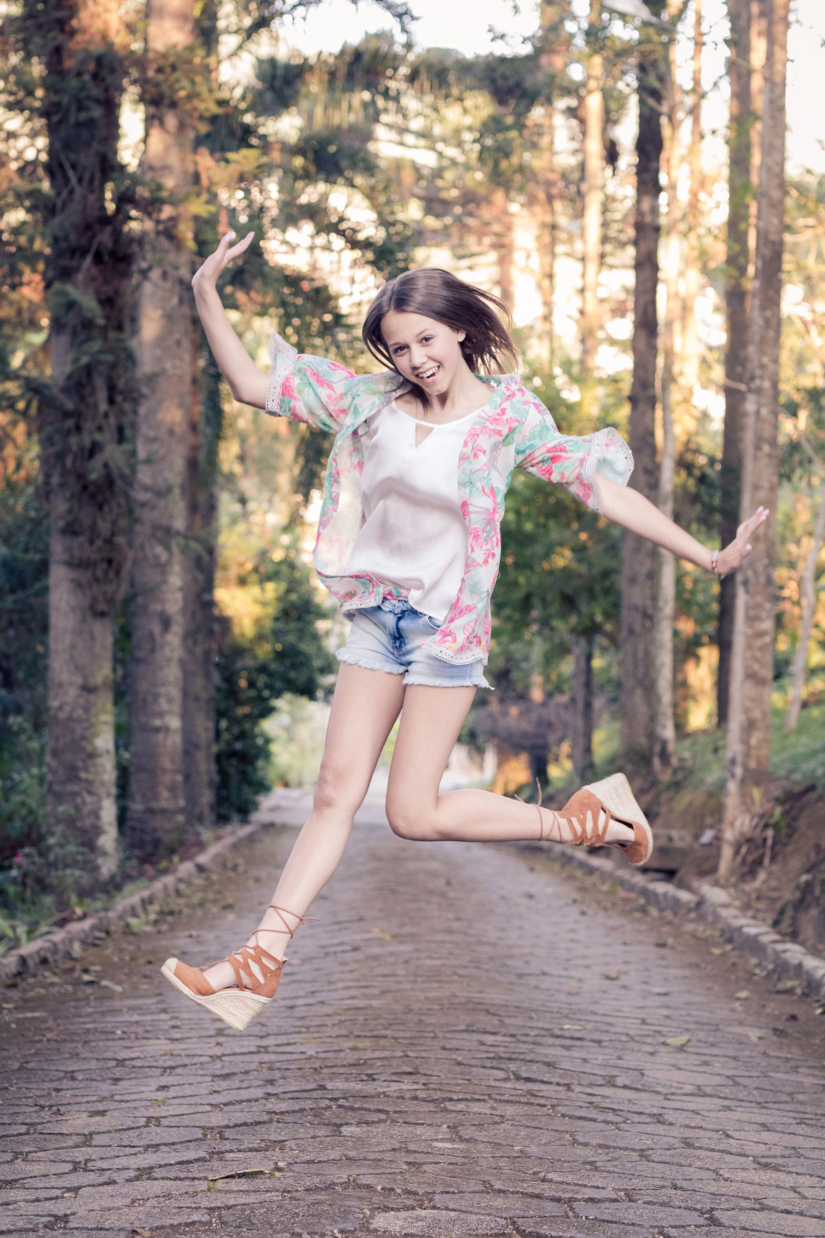 Pulando feliz, Amanda em seu Ensaio de 15 anos. Eduardo Pasqualini Fotografias - Fotógrafo profissional de ensaio e casamento em Rio do Sul, Santa Catarina, Brasil.