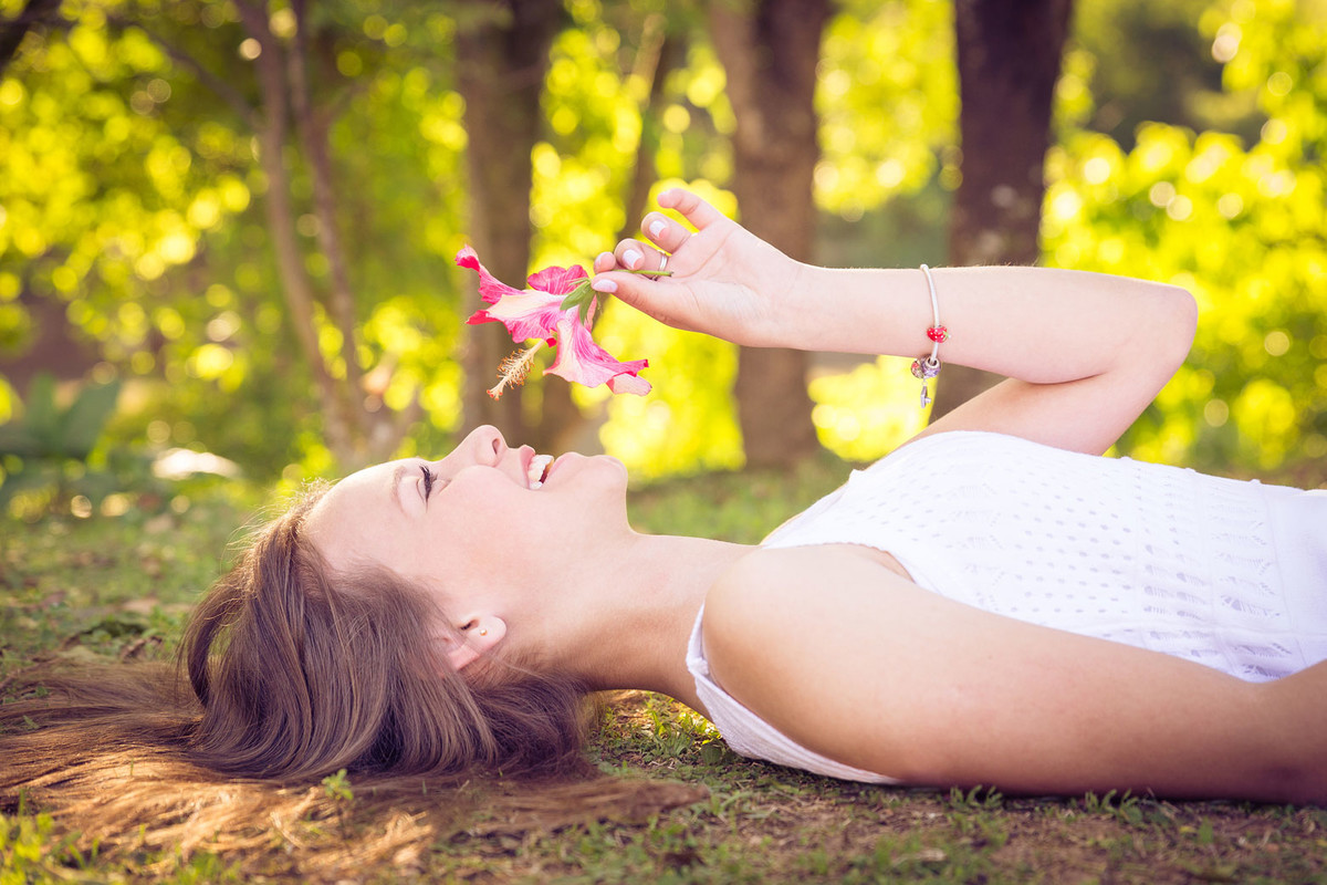 Cheiro das flores é encantador. Ensaio de 15 anos. Eduardo Pasqualini Fotografias - Fotógrafo profissional de ensaio e casamento em Rio do Sul, Santa Catarina, Brasil.