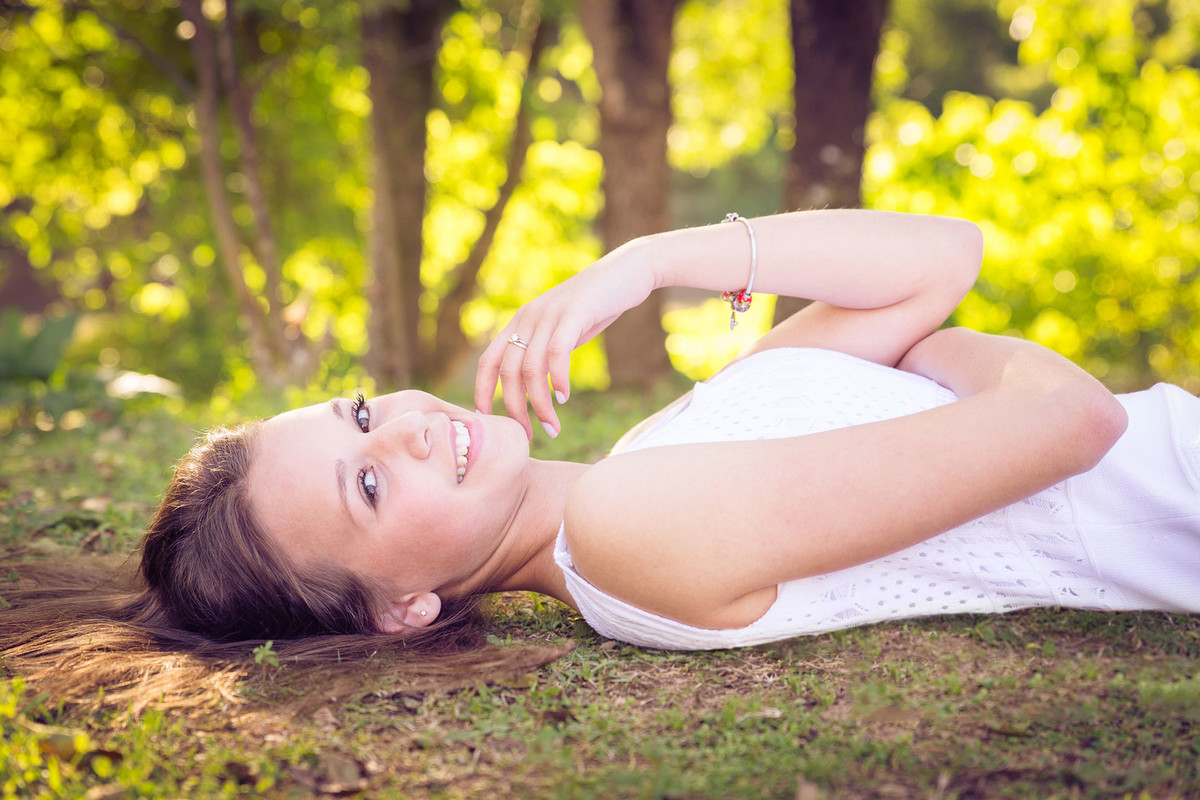 Jovem, linda e feliz, Amanda em Ensaio de 15 anos. Eduardo Pasqualini Fotografias - Fotógrafo profissional de ensaio e casamento em Rio do Sul, Santa Catarina, Brasil.