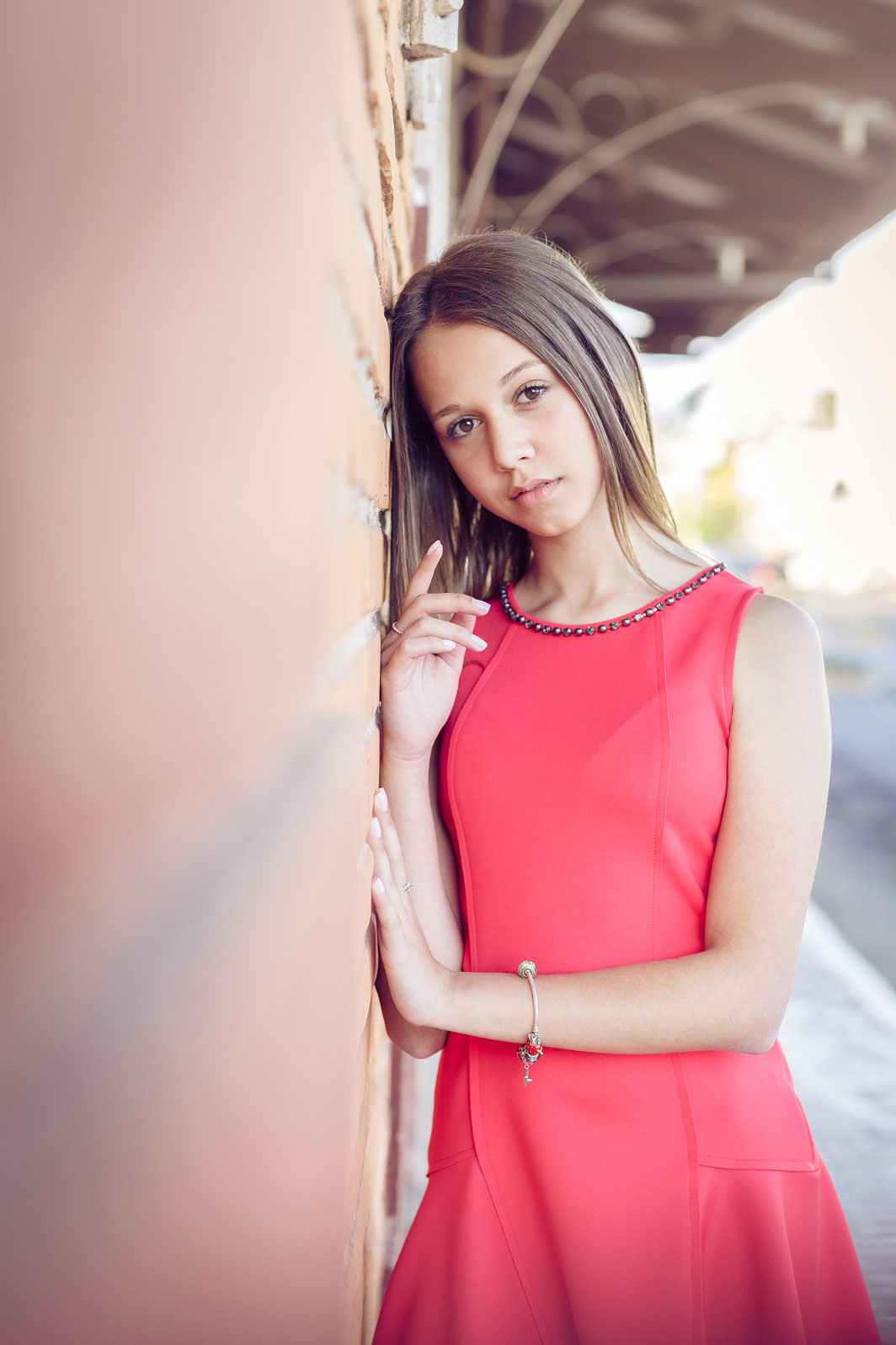 Junto a parede, Amanda fica linda durante Ensaio de 15 anos. Eduardo Pasqualini Fotografias - Fotógrafo profissional de ensaio e casamento em Rio do Sul, Santa Catarina, Brasil.